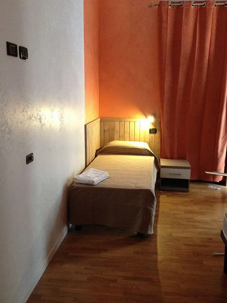 Milano Hostel 2*,